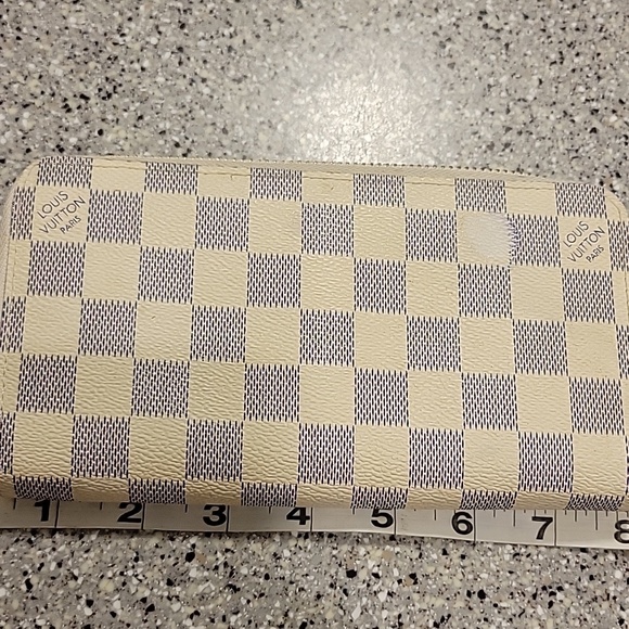 Louis Vuitton Cream and Gray Checkered Zip Wallet - Picture 2 of 8